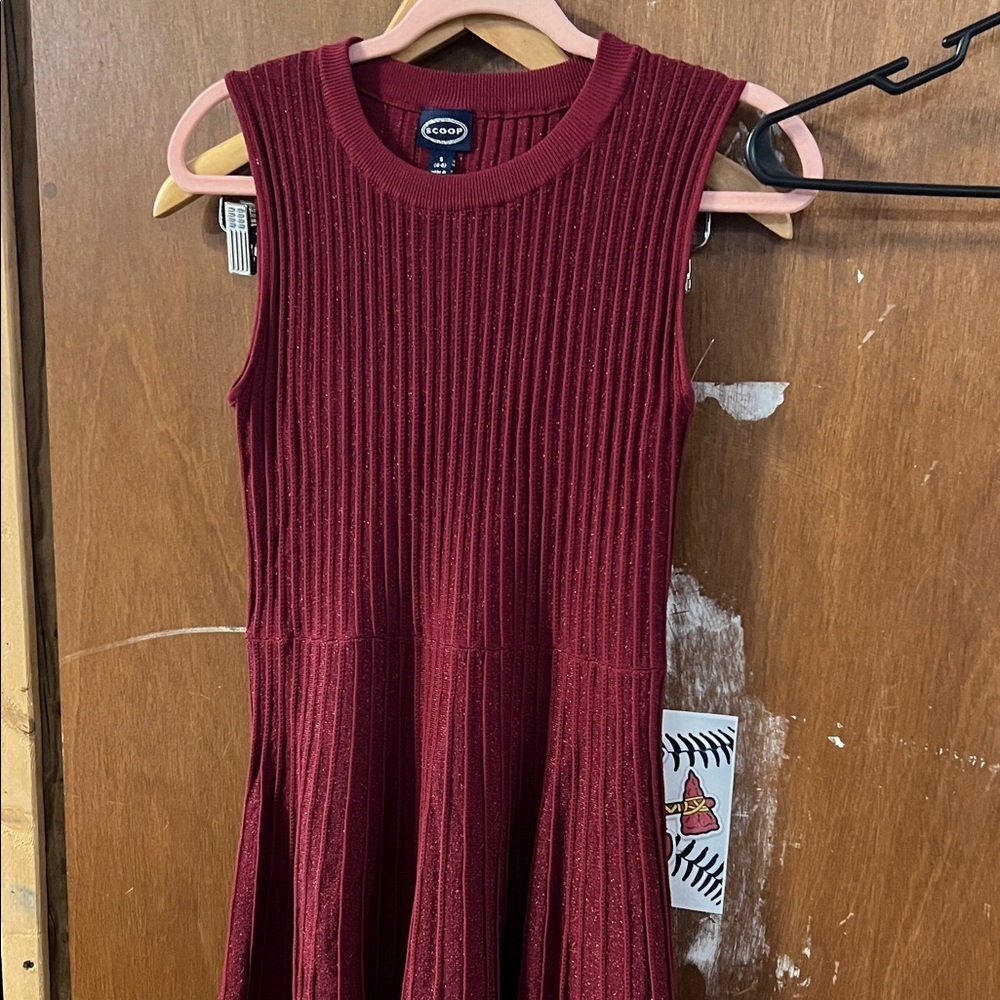 Elegant Sleeveless Ribbed Dress in Burgundy